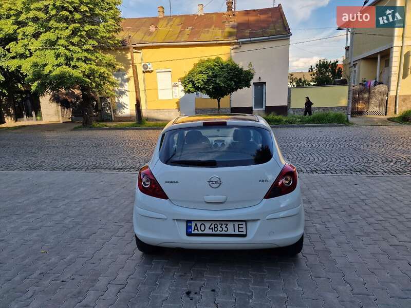 Хэтчбек Opel Corsa 2011 в Мукачево