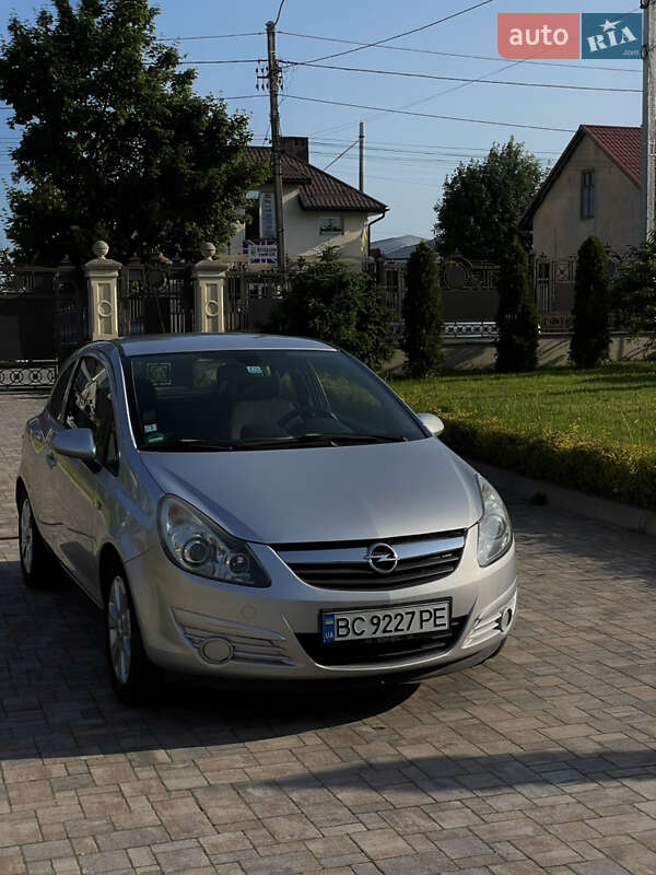 Хетчбек Opel Corsa 2008 в 