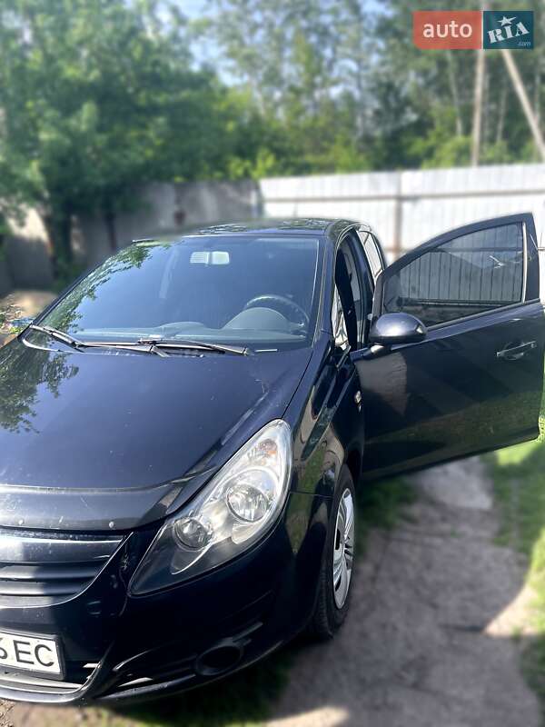Хэтчбек Opel Corsa 2010 в Липовой Долине
