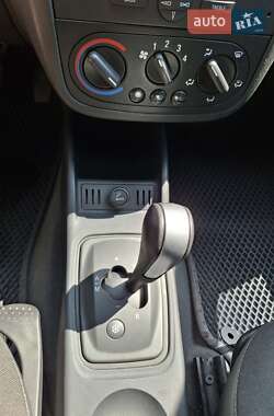 Хэтчбек Opel Corsa 2006 в 