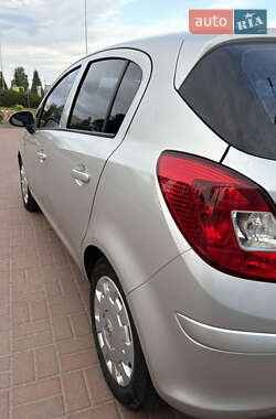 Хэтчбек Opel Corsa 2009 в 