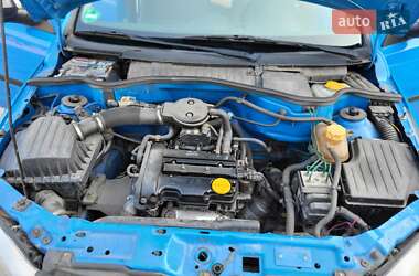 Хэтчбек Opel Corsa 2002 в 