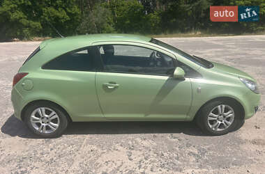Хэтчбек Opel Corsa 2010 в 
