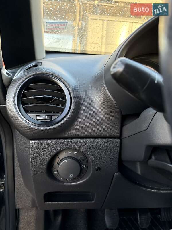 Хетчбек Opel Corsa 2009 в Івано-Франківську