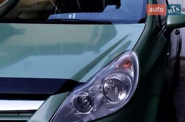 Хэтчбек Opel Corsa 2009 в 