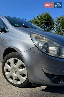 Хэтчбек Opel Corsa 2009 в 