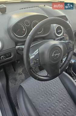 Хэтчбек Opel Corsa 2011 в 