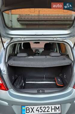 Хэтчбек Opel Corsa 2010 в 