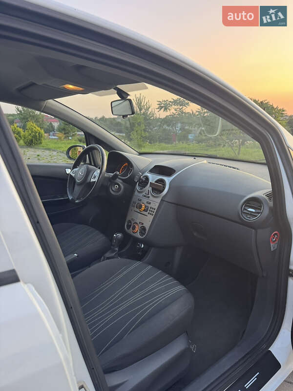 Хэтчбек Opel Corsa 2009 в Львове