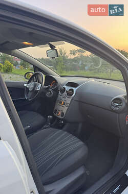 Хэтчбек Opel Corsa 2009 в 