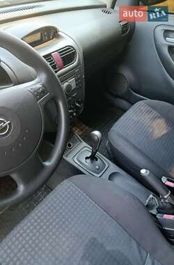 Хэтчбек Opel Corsa 2005 в 