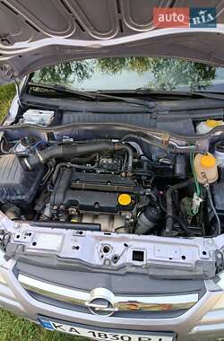 Хэтчбек Opel Corsa 2005 в 
