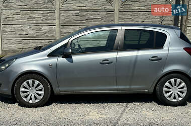Хэтчбек Opel Corsa 2010 в 