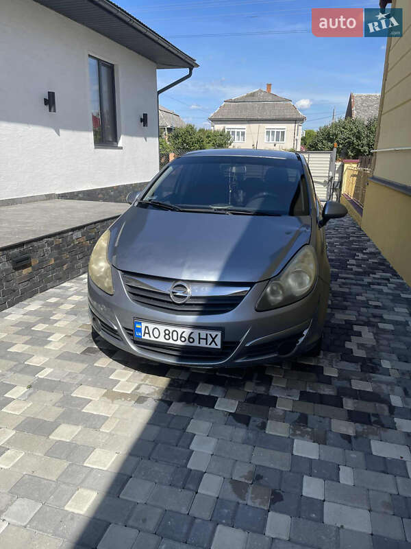 Хэтчбек Opel Corsa 2007 в 