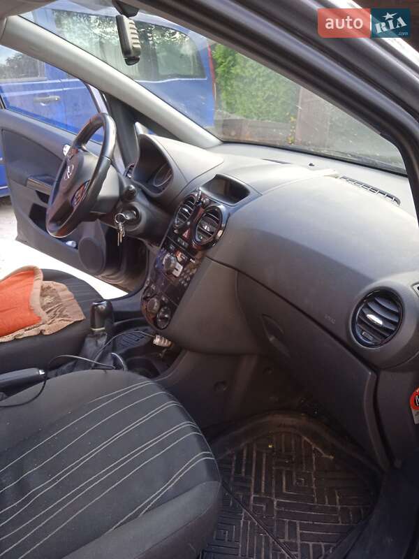 Хэтчбек Opel Corsa 2010 в Иванковичах
