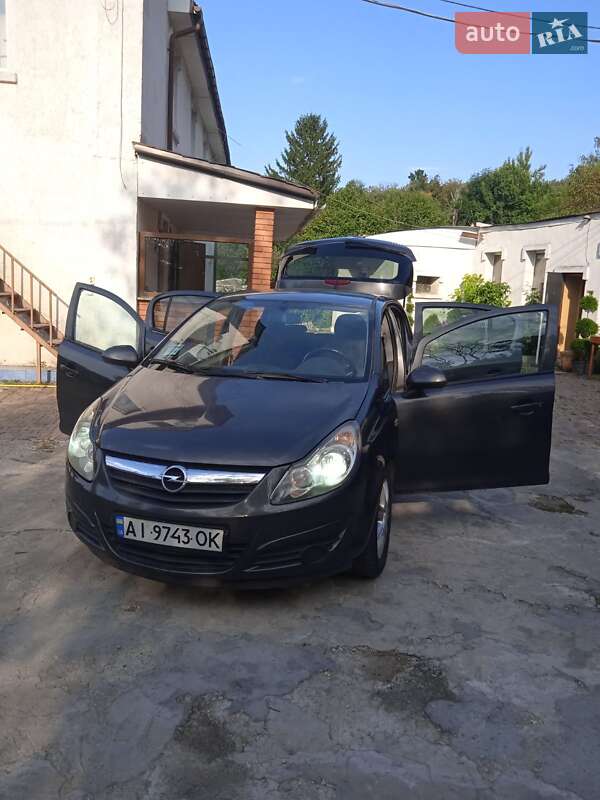 Хэтчбек Opel Corsa 2010 в Иванковичах