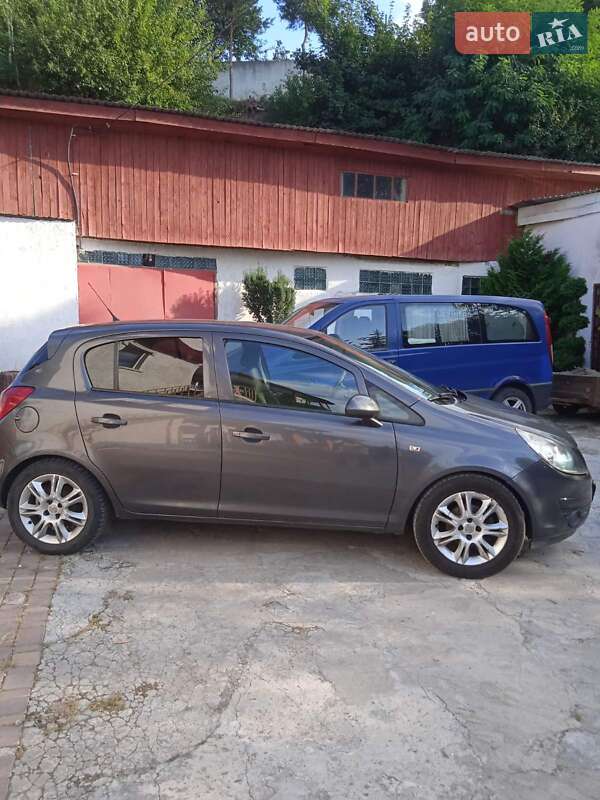 Хетчбек Opel Corsa 2010 в Іванковичах