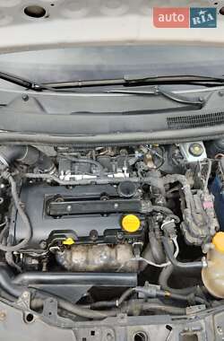 Хэтчбек Opel Corsa 2012 в 