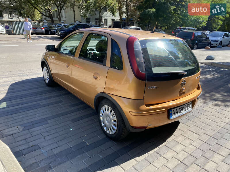 Хэтчбек Opel Corsa 2004 в Киеве