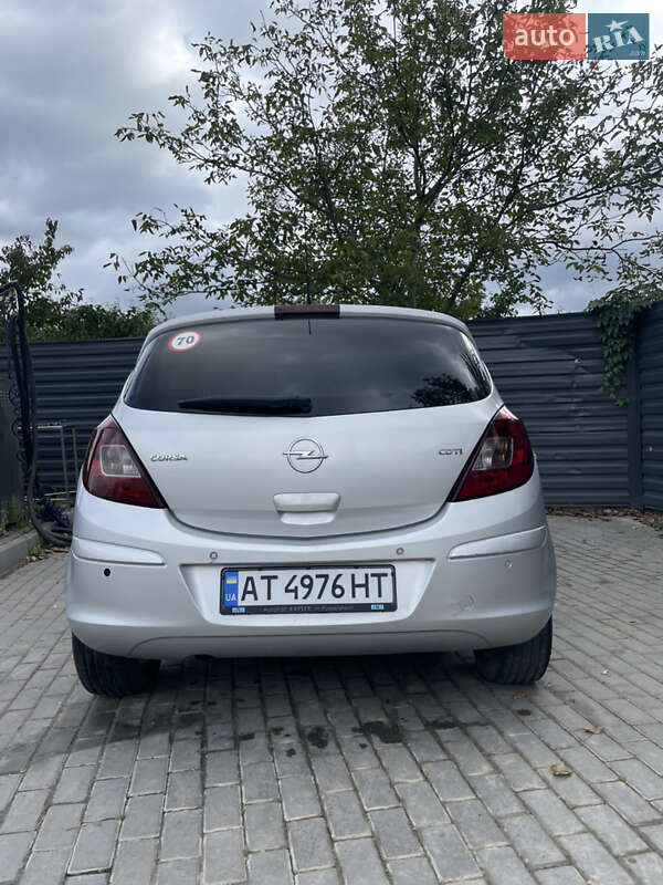 Хэтчбек Opel Corsa 2010 в Ивано-Франковске