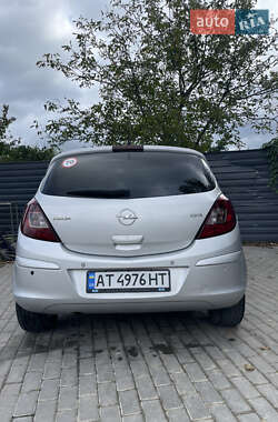 Хэтчбек Opel Corsa 2010 в 