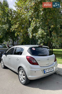 Хэтчбек Opel Corsa 2010 в 