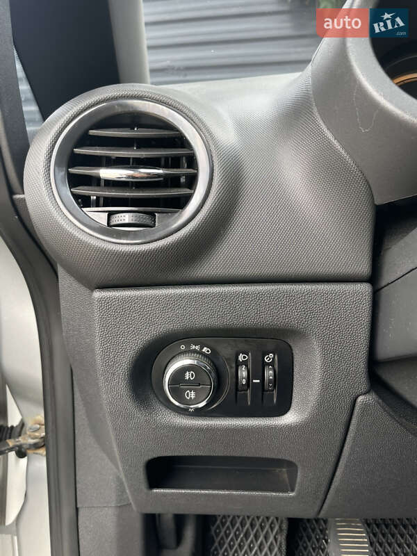 Хэтчбек Opel Corsa 2010 в Ивано-Франковске