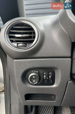Хэтчбек Opel Corsa 2010 в 