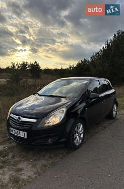 Хэтчбек Opel Corsa 2010 в 