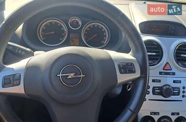 Хэтчбек Opel Corsa 2011 в 