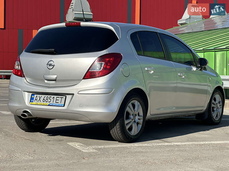 Хэтчбек Opel Corsa 2011 в Киеве