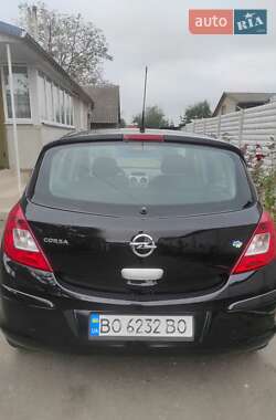 Хэтчбек Opel Corsa 2011 в 