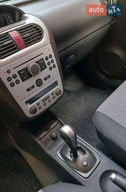 Хэтчбек Opel Corsa 2005 в 