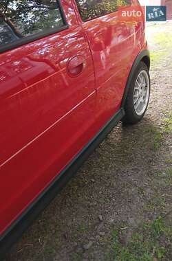 Хэтчбек Opel Corsa 2005 в 