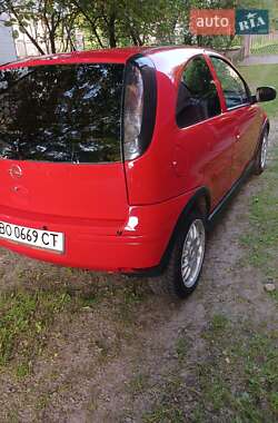 Хэтчбек Opel Corsa 2005 в 