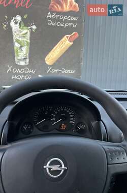 Хэтчбек Opel Corsa 2002 в 