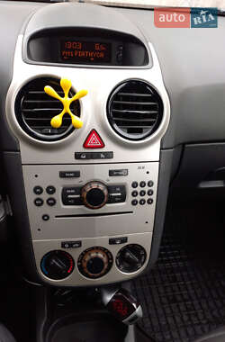 Хэтчбек Opel Corsa 2010 в 