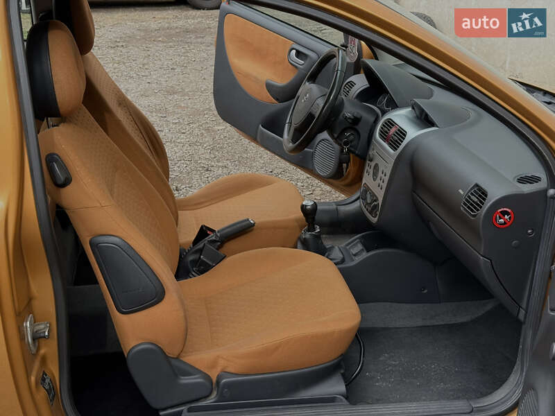 Хэтчбек Opel Corsa 2003 в Дрогобыче