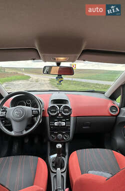Хэтчбек Opel Corsa 2010 в 