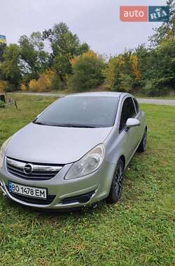 Хэтчбек Opel Corsa 2010 в 