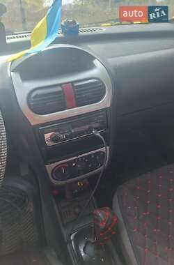 Хэтчбек Opel Corsa 2003 в 