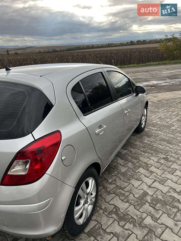 Хетчбек Opel Corsa 2012 в Чернівцях
