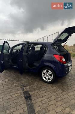 Хэтчбек Opel Corsa 2010 в 