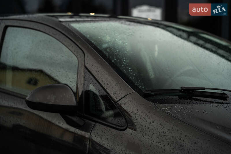 Хетчбек Opel Corsa 2013 в Чернівцях