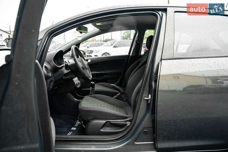 Хетчбек Opel Corsa 2013 в Чернівцях