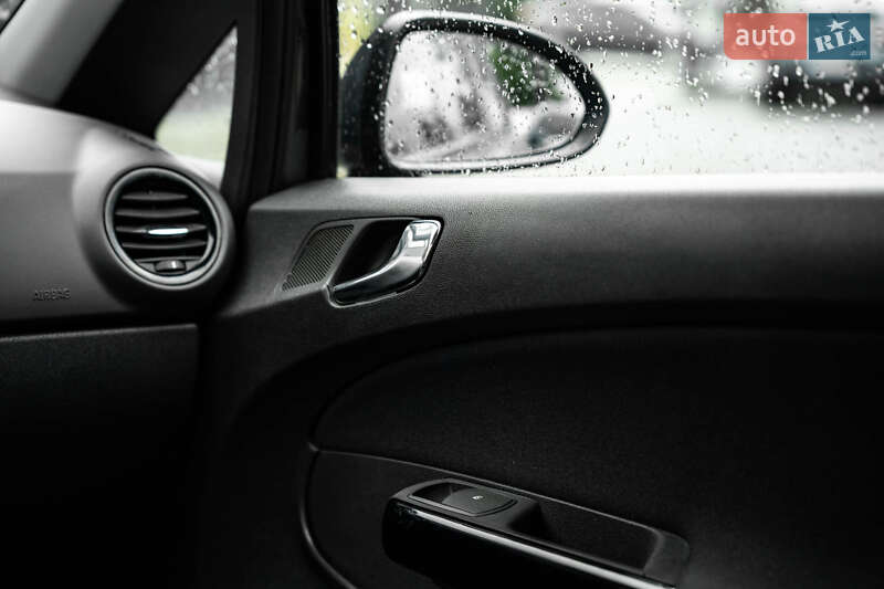 Хетчбек Opel Corsa 2013 в Чернівцях