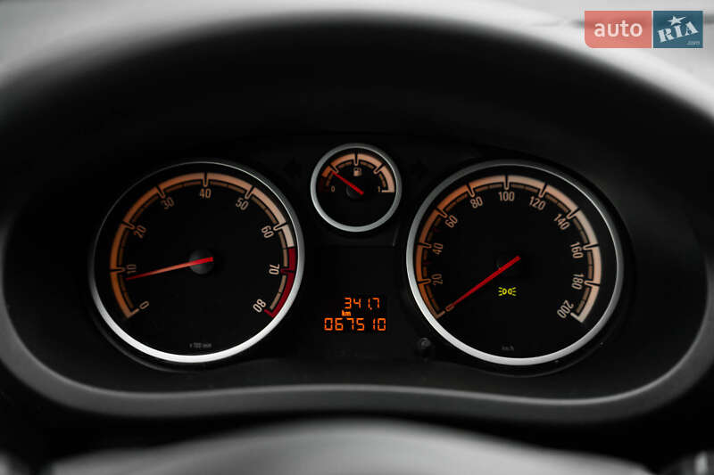 Хетчбек Opel Corsa 2013 в Чернівцях