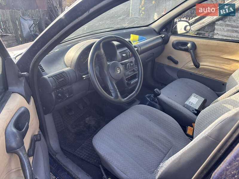 Хетчбек Opel Corsa 1995 в Мені