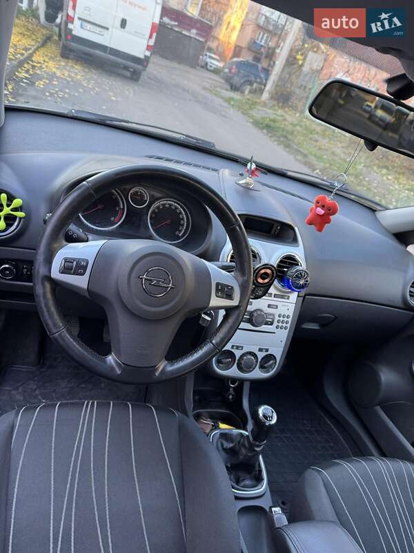 Хэтчбек Opel Corsa 2010 в Ровно