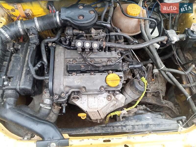 Хэтчбек Opel Corsa 2000 в Змиеве